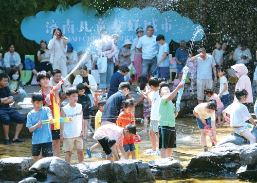 高温35℃，“六一”泉畔孩童乐翻天
