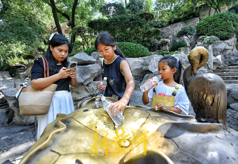 出伏首日济南高温持续  泉水直饮点成市民游客避暑“心头好”