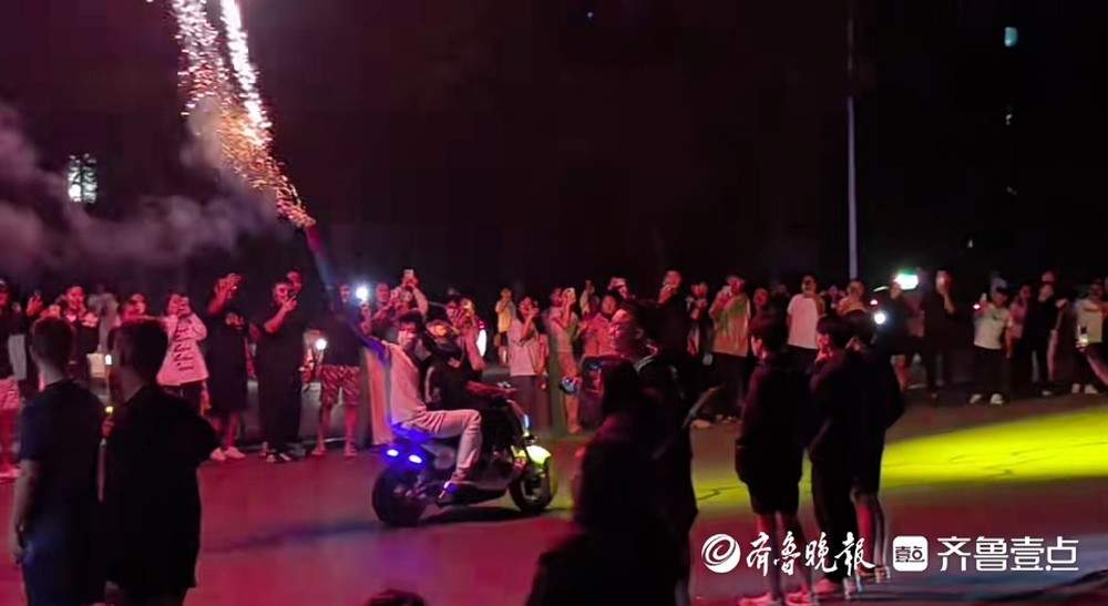 14岁少年租电摩“炸街”！七问改装电摩深夜“飙车”乱象