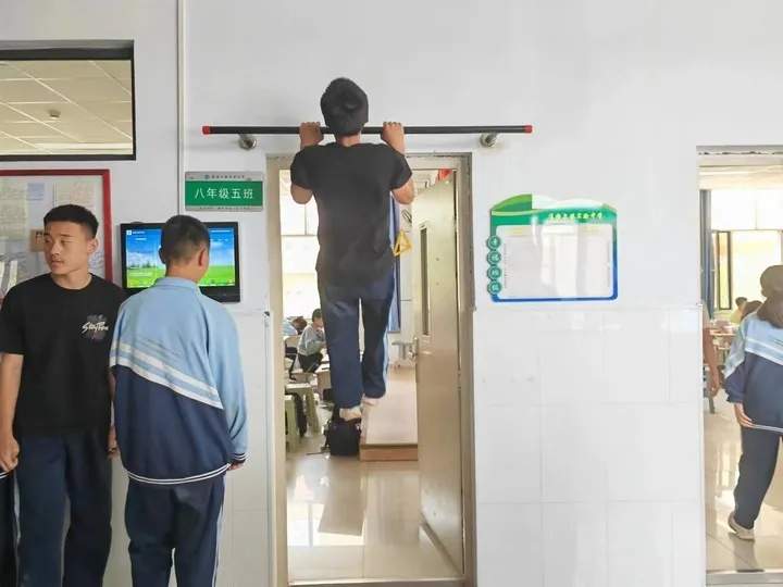 教室门口“长”满了做引体向上的男生?