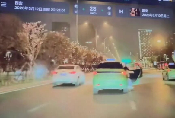 出租车行驶中女子突然掉落 回应：乘客间发生争执