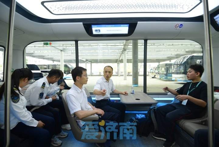 环绕“山、泉、湖、河、城”，济南自动驾驶公交车亮相中央商务区采集地图数据