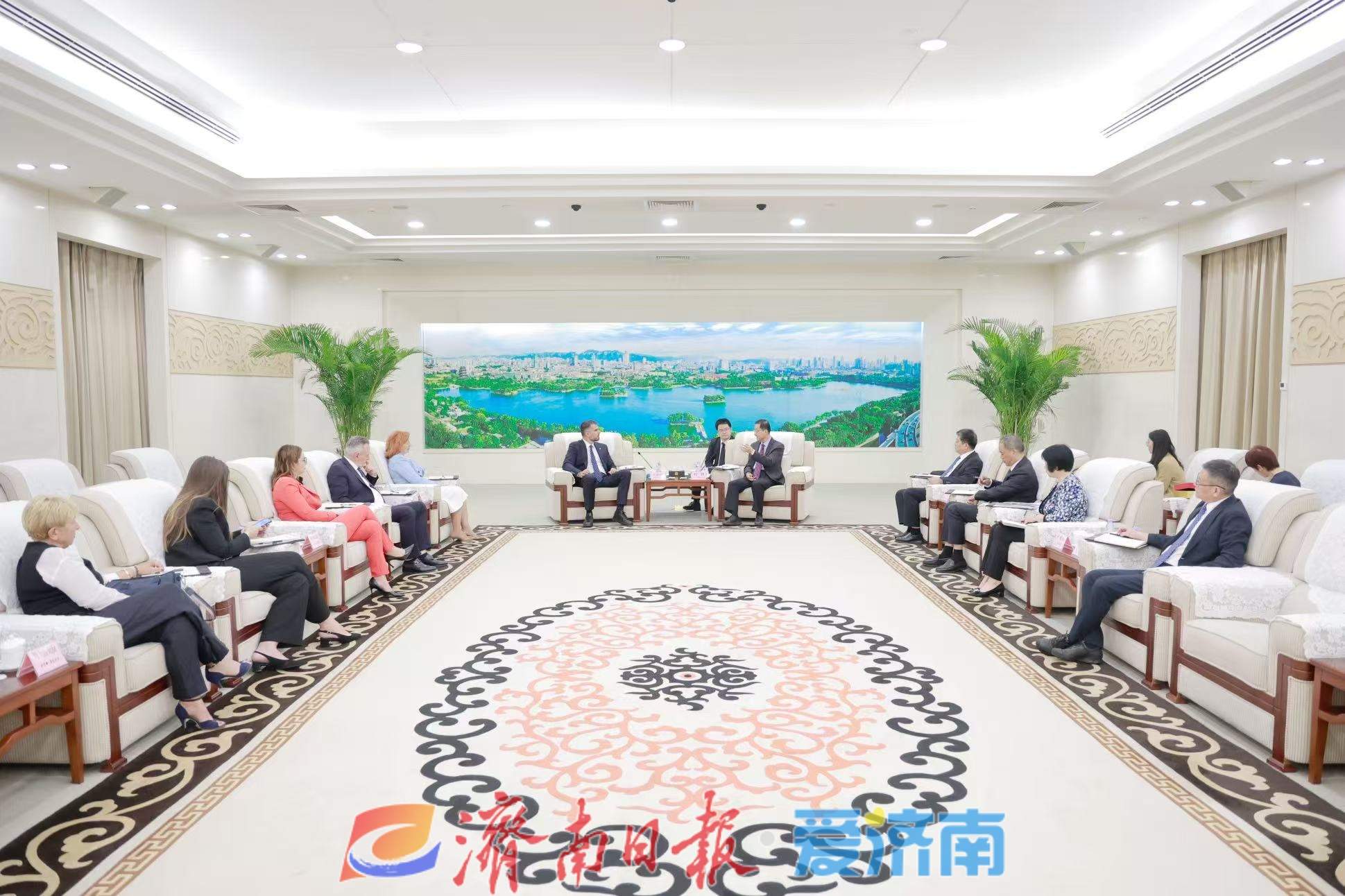 刘强会见塞尔维亚诺维萨德市市长扎尔科·米钦