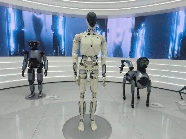 何小鹏首次提出人形机器人销量目标:2030年销量超过100万台