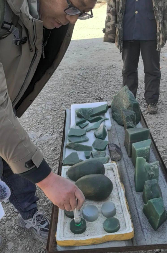 河南新密“玉石山”爆火！大批游客组团寻宝，已限流