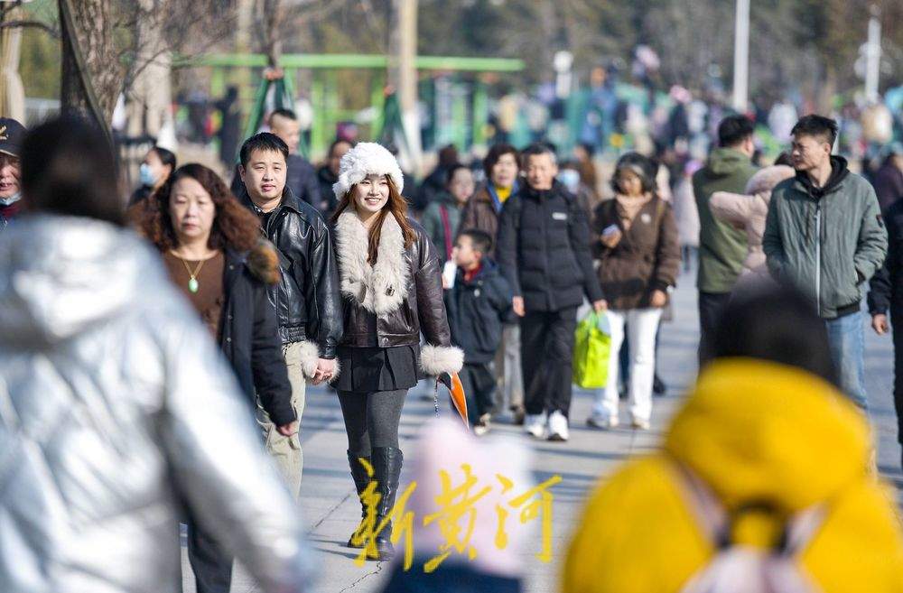 一年四季 泉在济南丨冬日暖阳短暂回归，市民大明湖畔享惬意时光
