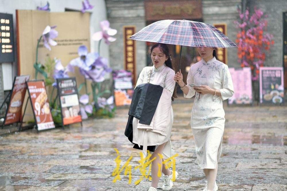 降雨难挡出游热情 雨中品味老城古韵