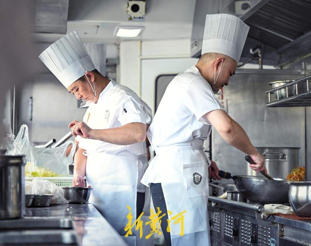 美味自助随行 旅途暖心升级！K1284/1次列车餐车开启自助用餐新模式