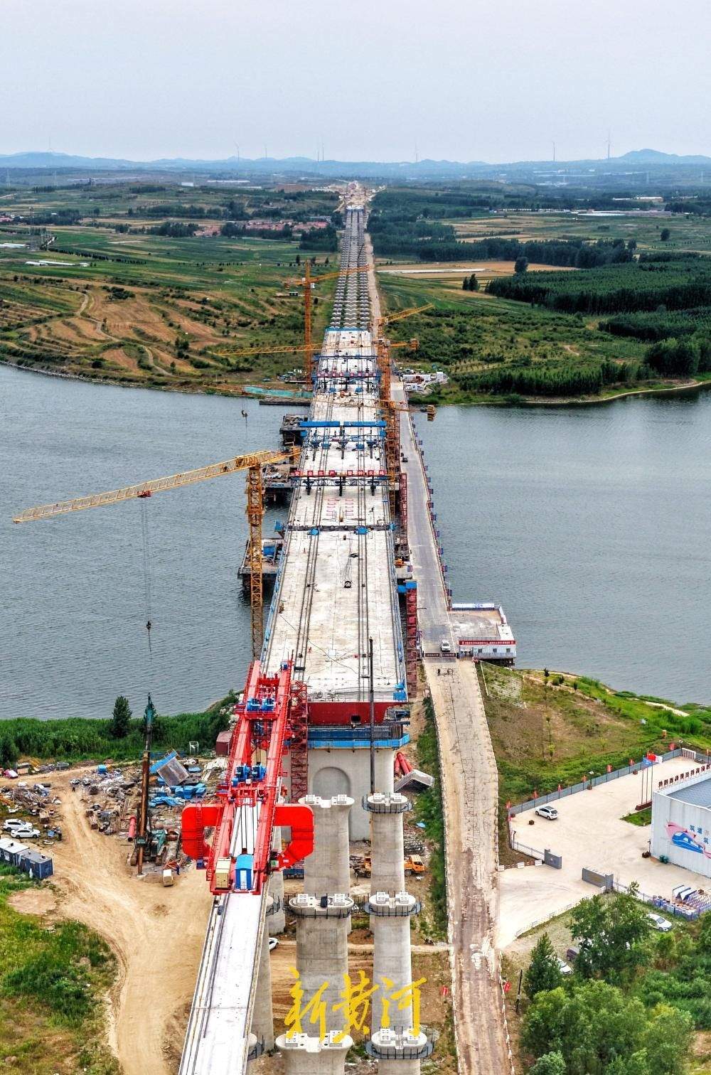 潍宿高铁至青岛连接线跨墙夼水库十万吨级特大桥成功合龙
