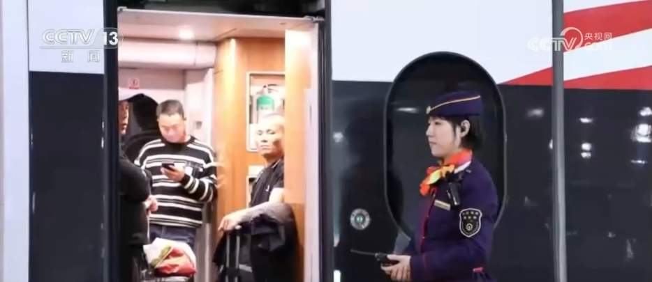 多地加开“夕发朝至”高铁缓解运输压力 精细化服务让春运之路暖意融融