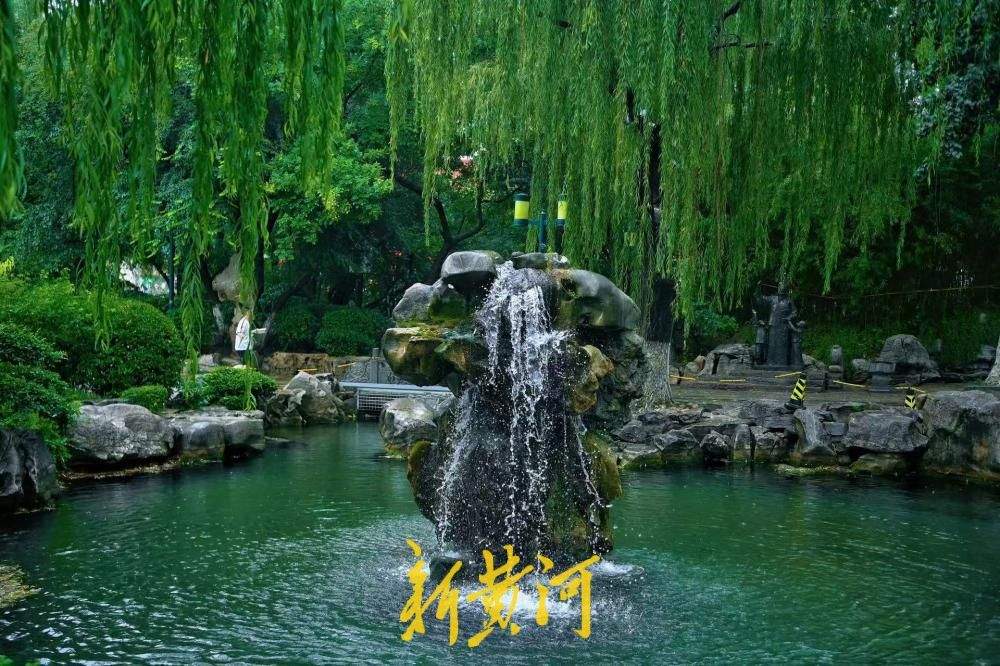 高温退场！雨中月牙飞瀑解锁泉城伏天限定美景