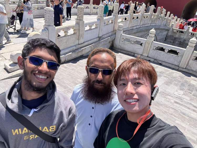 大学生有了兼职新赛道：做外语导游 有的一天能赚上千元