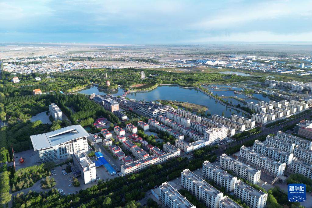 中国经济样本观察·县域样本篇丨面对石油资源枯竭，这座戈壁小城是如何走出困境的？