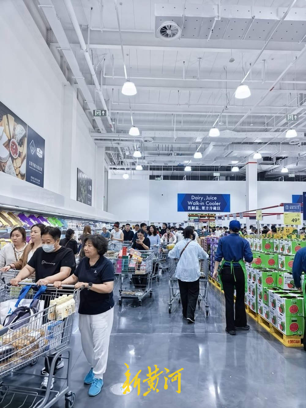 济南山姆会员商店开业首日：排队三小时人气丝毫未减，热门商品被搬空大半