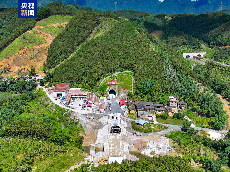 进度条刷新 柳梧铁路全线最长隧道顺利贯通