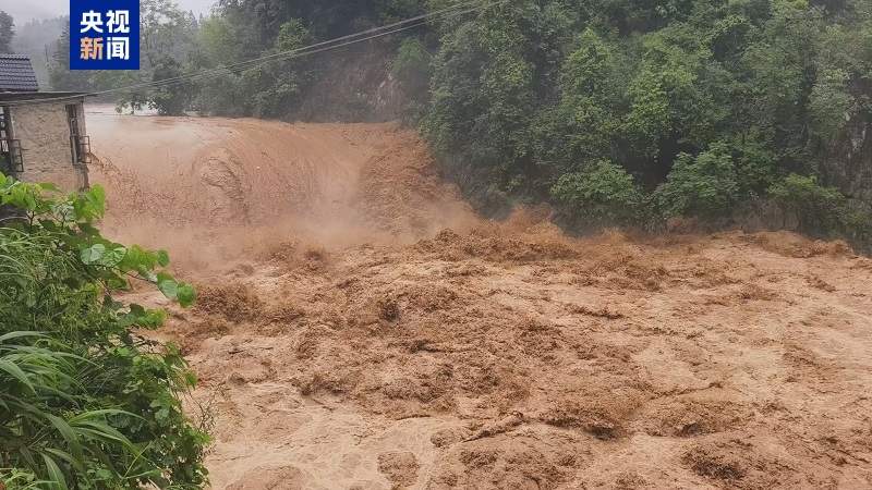多条河流水位上涨 广西三江强降雨致道路中断线路停电