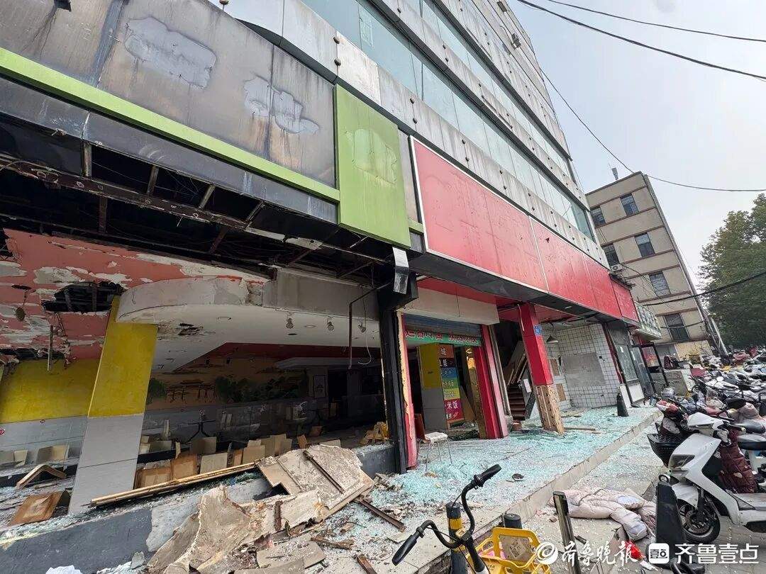 现场直击!济南天龙大厦开拆,多家商铺门窗卸下,店内已清空