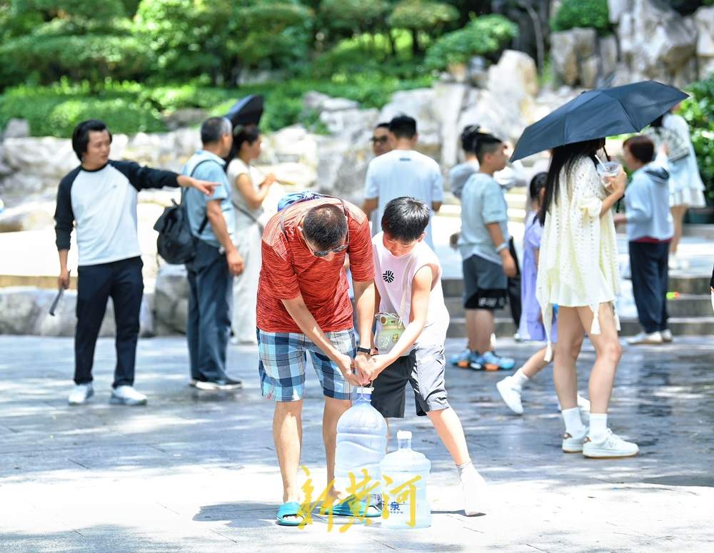 济南高温不停歇，游客泉畔觅清凉