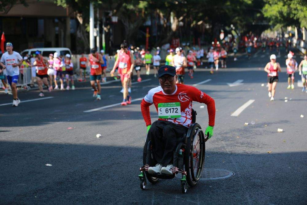 他完成第95场马拉松，坐着轮椅