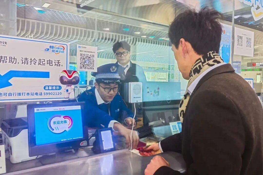 马踏祥云接春风 济南地铁站里年味浓