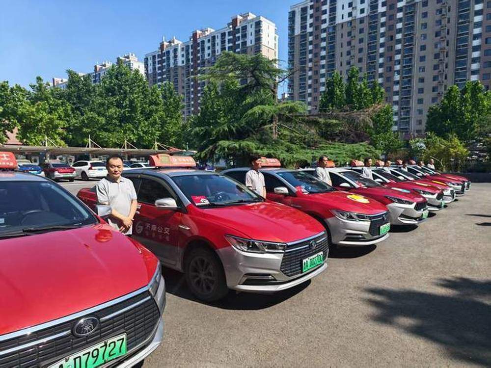 26 载爱心护航：济南公交恒通公司160辆“爱心助考”出租车整装待发