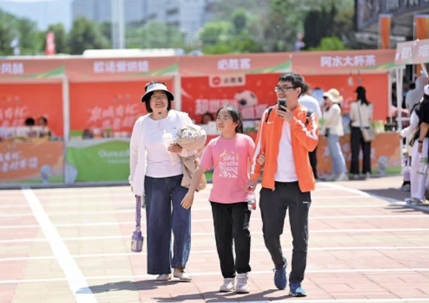 “泉城有礼”齐鲁超赛主题市集火热启动 济南队助威T恤受追捧