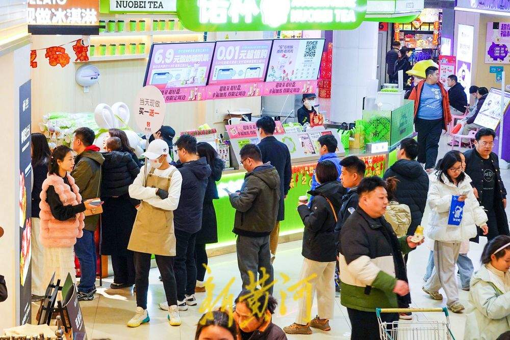 除夕济南商场人气足需求旺 年货经济带动消费热潮