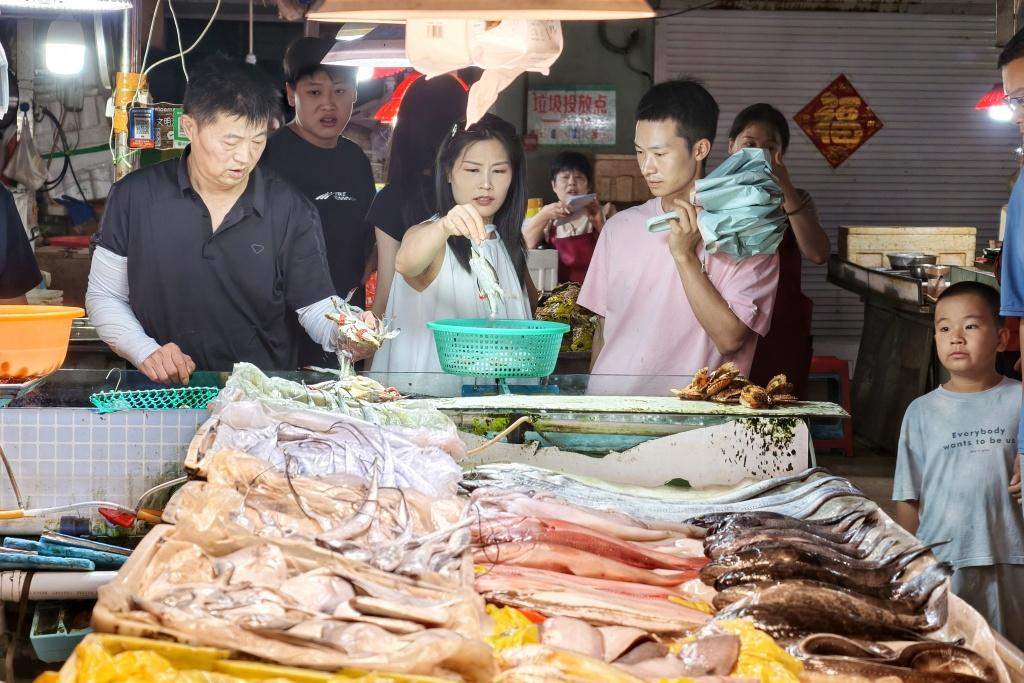 螃蟹热销正当时，公蟹肥美母蟹还得等一等