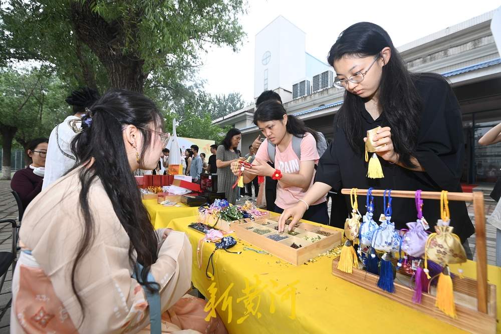 中医药文化市集开进大学校园，师生沉浸式体验中医药独特魅力