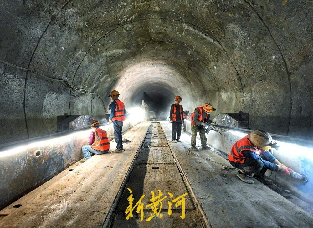 项目强省会｜济枣铁路项目金象山二号隧道顺利贯通