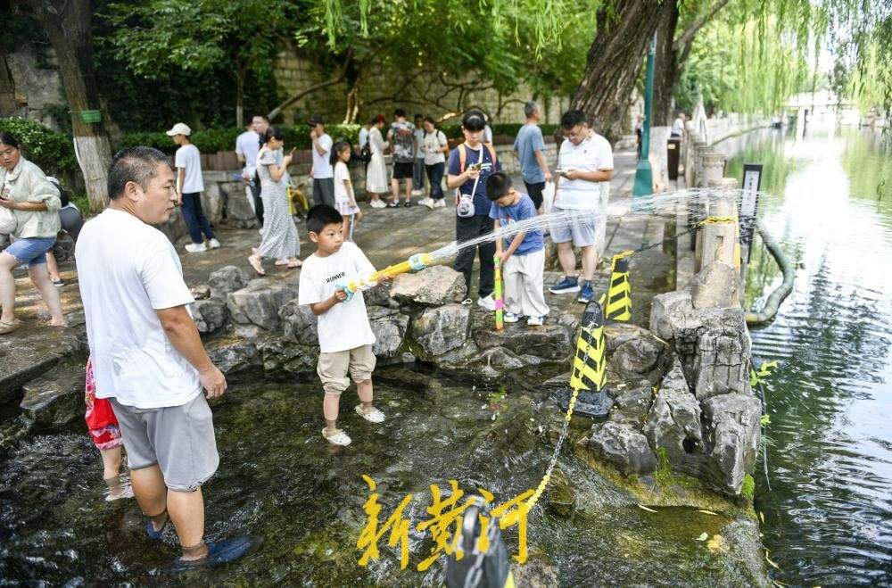 护城河畔汇波泉成夏日戏水乐园 泉水漫青石送来天然清凉