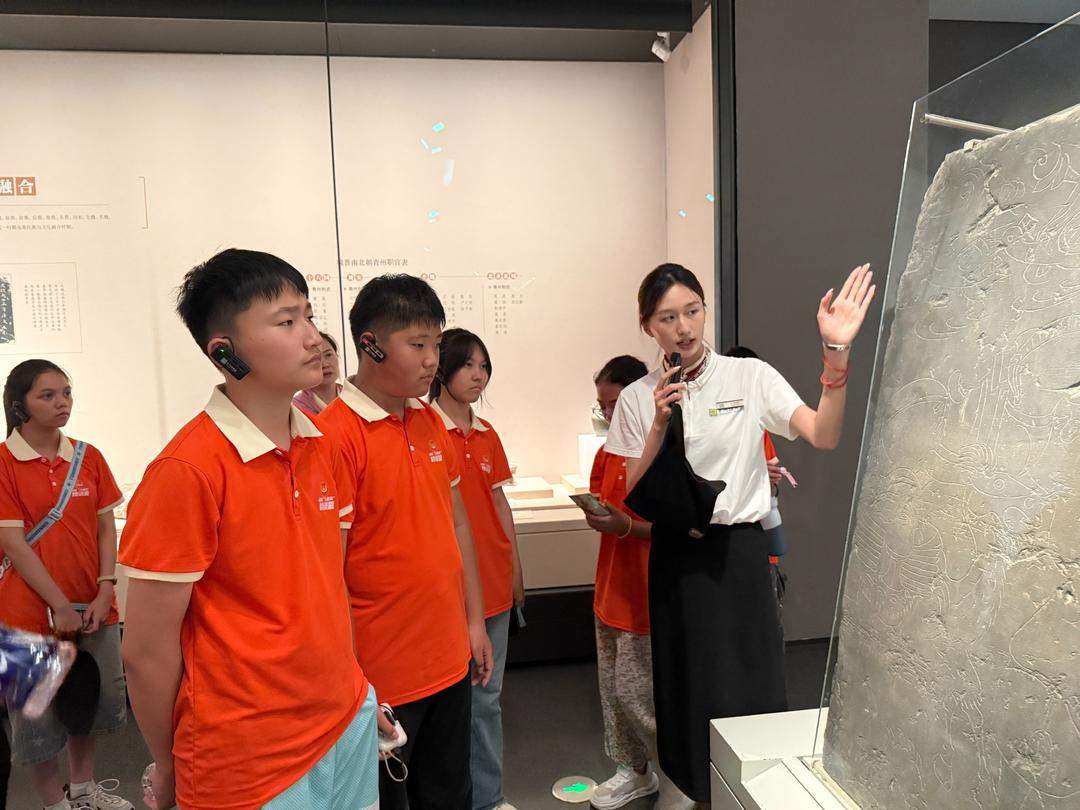 跟着文博游山东｜国庆假期，“青州微笑”笑迎中外游客