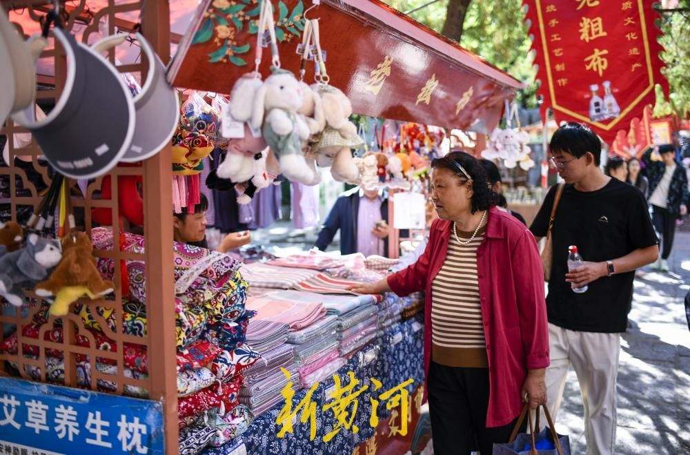 国庆市集开进千佛山登山主路，非遗文创风味小吃烟火气十足