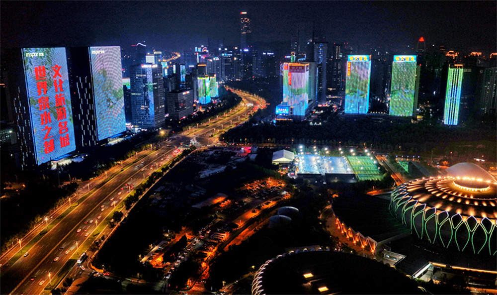 经十路两侧，灯光点亮2025济南国际泉水节