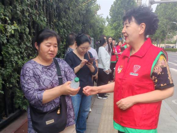 泉城反走私志愿者开展“爱心助考”活动