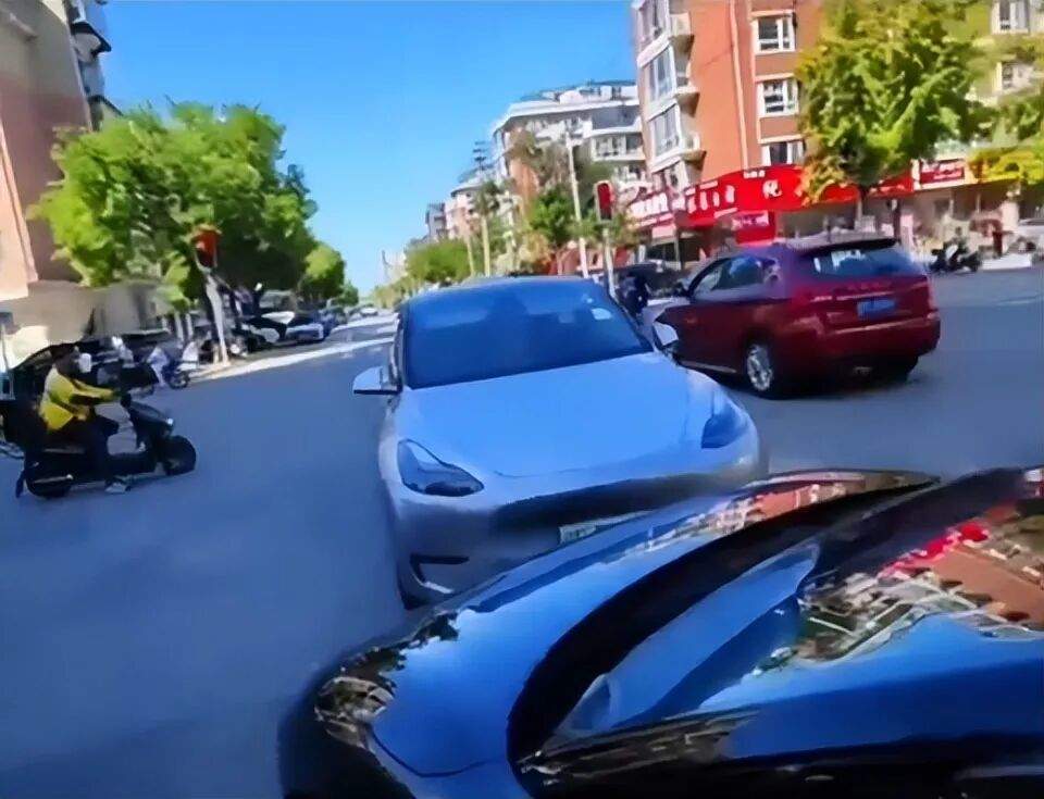 警方通报“十字路口两车‘顶牛’，一方自称公安人员”：刘某(男，38岁)冒充国家机关工作人员招摇撞骗被罚