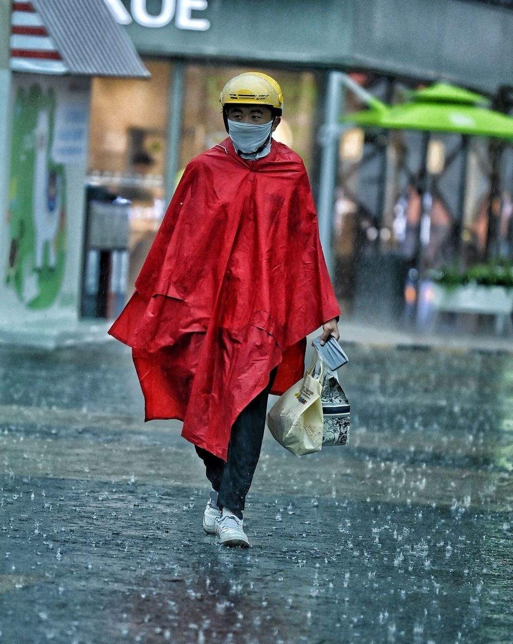 济南大雨来袭，外卖小哥街头奔跑送餐