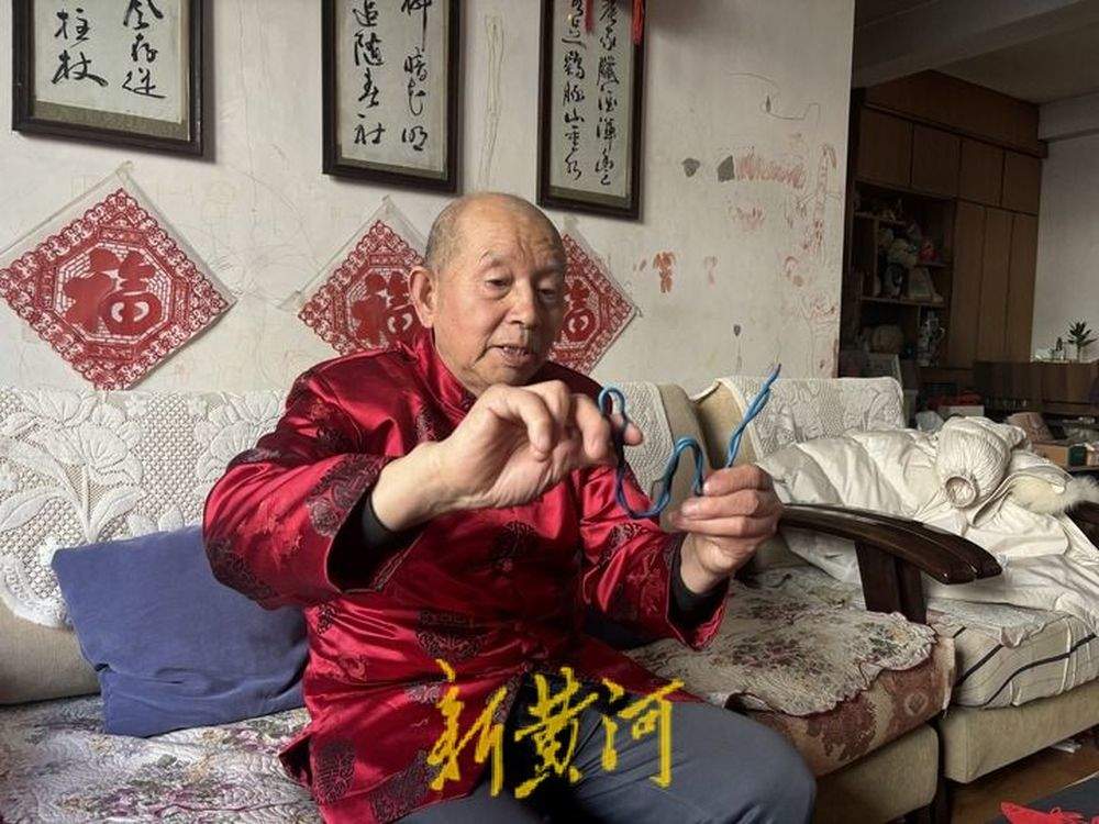 一年剪出260种生肖蛇剪纸！等12生肖剪齐了，他要办一个巡展