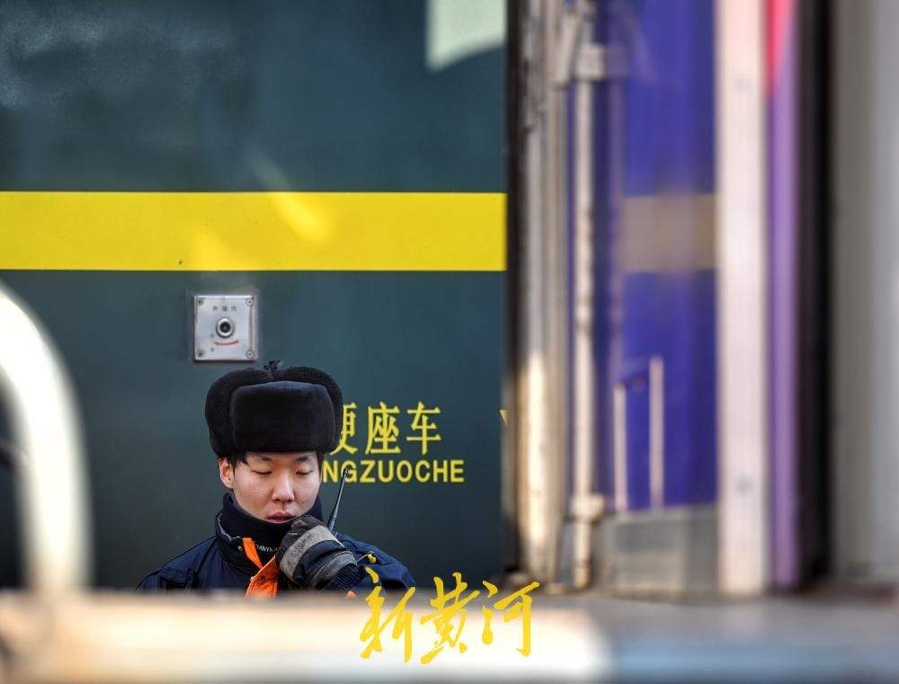 站场里的调车人：默默地“穿针引线”，保障春运列车安全出发与到达