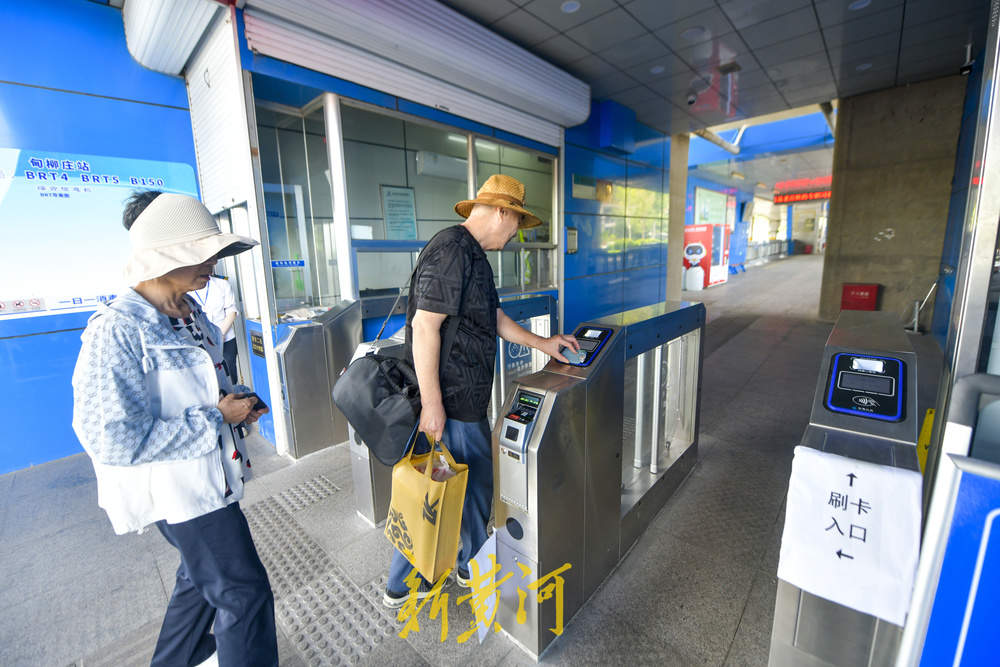 济南BRT站台闸机升级，可实现无人值守式检票进站