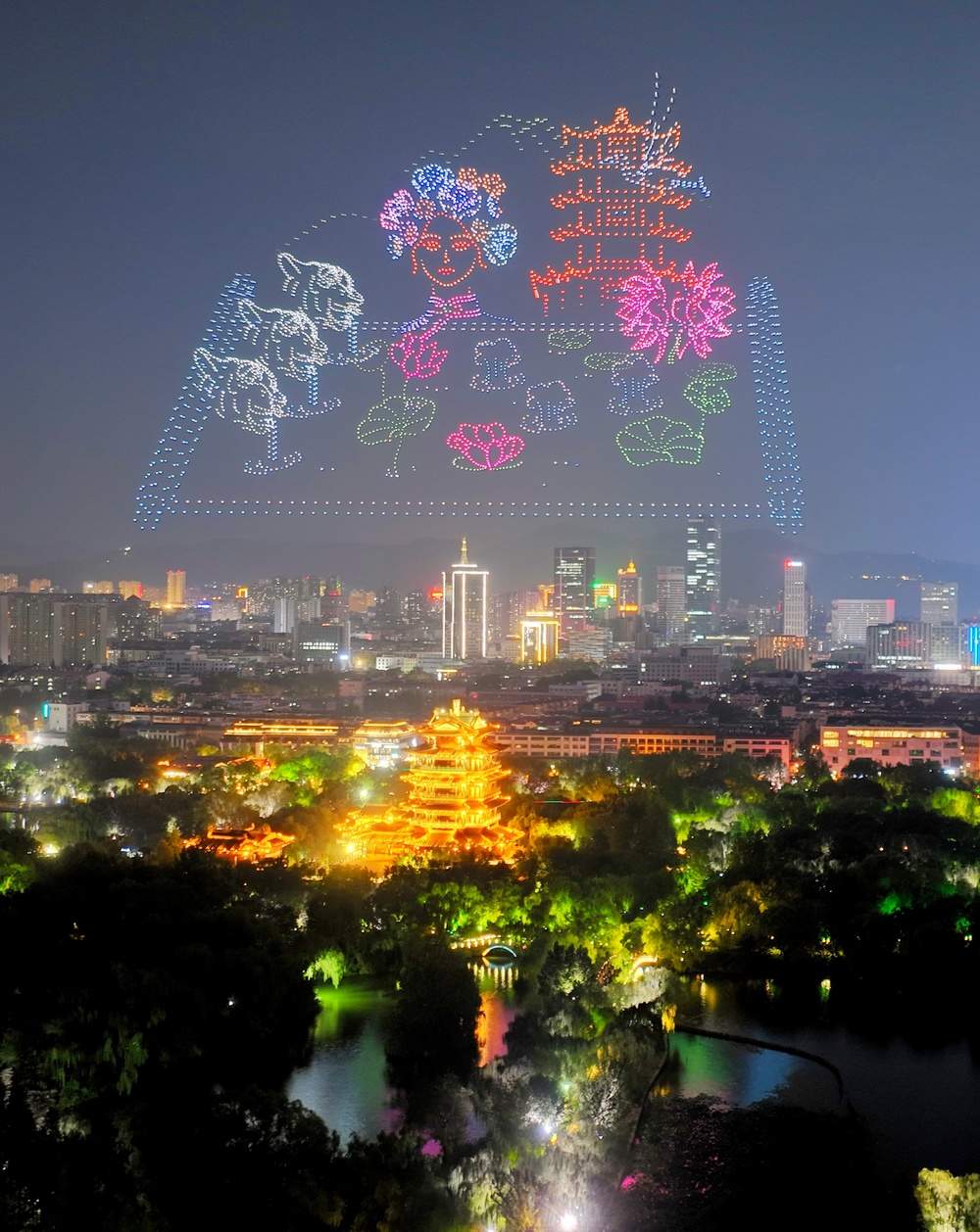 科技与文脉共舞，“泉染星穹”无人飞机秀点亮泉城夜空