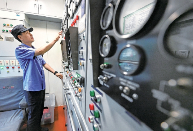 不惧“烤”验！为列车体检，他们守护乘客的清凉旅途