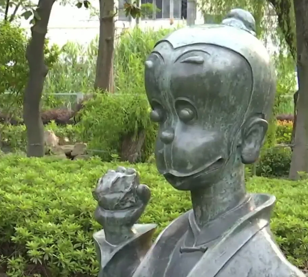 苏州一公园“司马光砸缸”雕塑被指像猴 官方回应