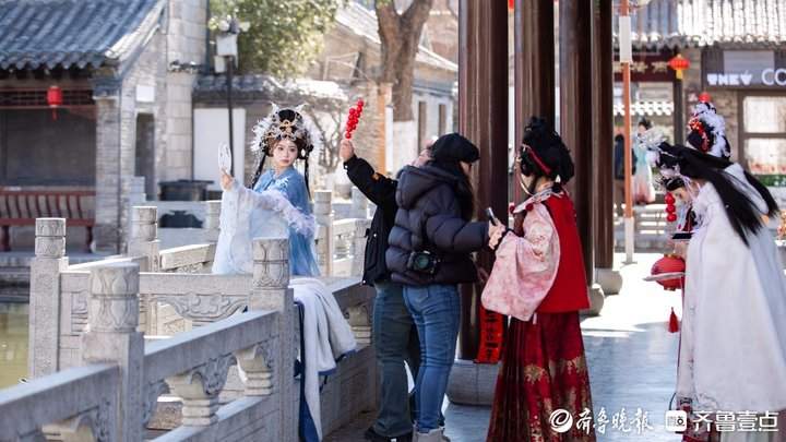 寒潮中的古风丽影：明府城中汉服女孩定格青春美好