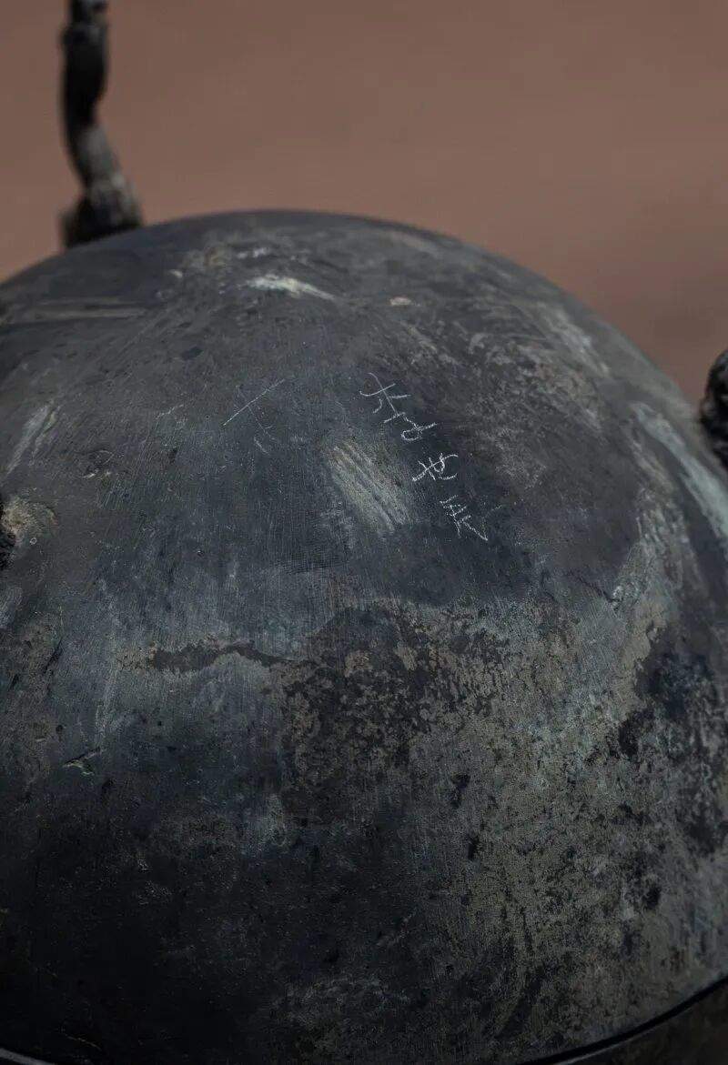 绵阳市博物馆展出的战国青铜器上被刻“李世民”，馆方回应：系从荆州博物馆借调，文物流转中被刻字