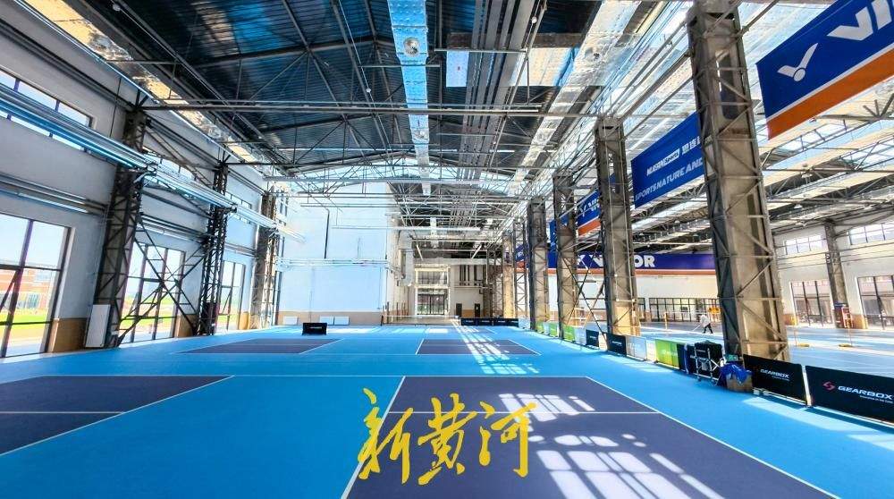济钢老厂房变身运动新空间 羽毛球匹克球场地对外开放