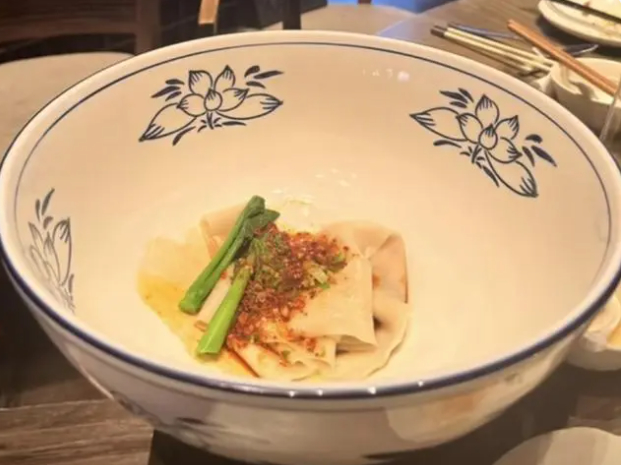 游客吐槽仅1根油泼面却用超大的碗 一根二两面只能盖住碗底