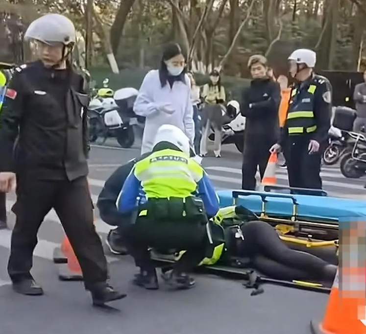 杭州“兔子警官”被车撞倒？本人报平安