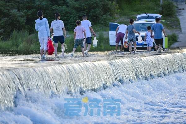 济南玉符河上游水库泄洪，下游河道全线复流