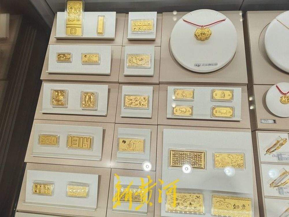 足金首饰突破1300元/克,济南市场品牌金饰直降百元仍遇冷,现在买金划算吗?